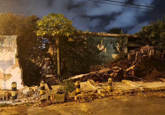 Muro de casa abandonada desaba na Gruta de Lourdes, em Maceió