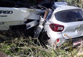 Criança de 10 anos e mais três morrem em colisão entre carro e caminhão no Sertão de AL