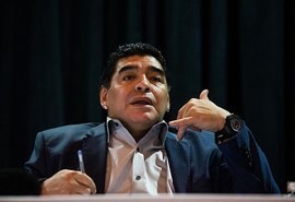 Médico de Maradona falsificou assinatura de ex-jogador, diz jornal