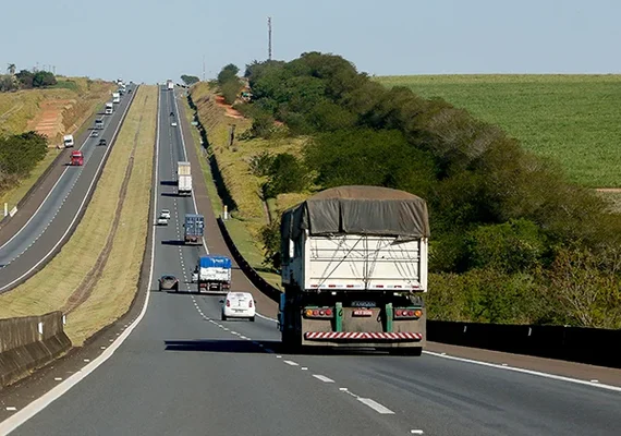 Guerra no Irã gera altas de preços de fretes no pico de escoamento da safra