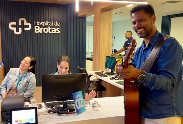 Hospital de Brotas celebra um ano com Coral da PMBA e ações de musicoterapia itinerante