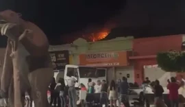 Incêndio atinge lanchonete e se espalha para imóveis vizinhos em Maravilha