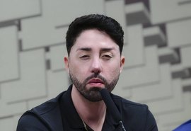 Rico Melquiades sofre críticas após prometer cirurgias plásticas de graça