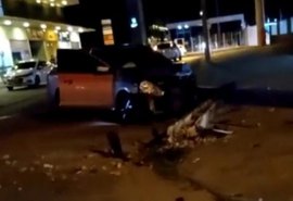 Veículo bate em outro e derruba poste no bairro de Maceió
