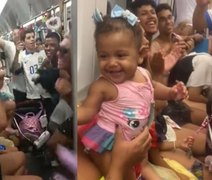 Foliões cantam 'Baby Shark' para acalmar bebê em metrô do Rio e vídeo viraliza; assista