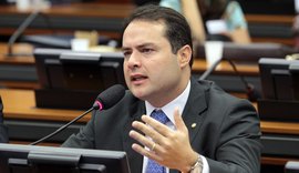 Renan cobra agilidade do governo federal sobre vazamento de óleo