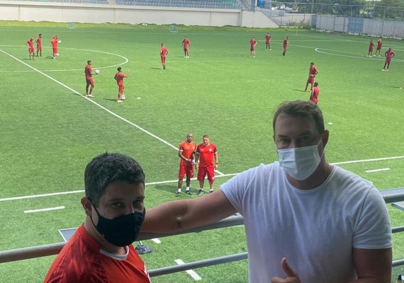 Roberto Fernandes acompanha treino da equipe regatiana