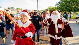 Papai Noel desembarca de helicóptero no bosque das arapiracas e leva magia do natal à população do município