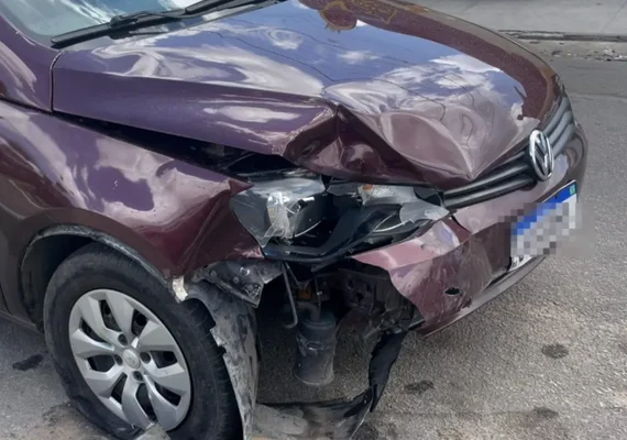 Motociclista pula de moto e sofre fratura na perna após bater em carro