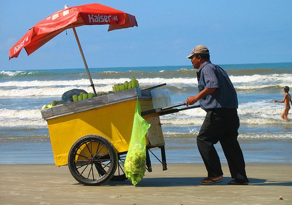 Edital seleciona ambulantes para trabalhar em praias de Maceió; veja como se inscrever
