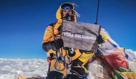 Brasileiro escala o Everest e abre faixa com 'Fora Bolsonaro'