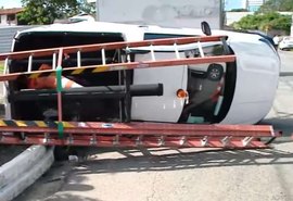 Carro da Equatorial capota após ser atingido por picape no Pinheiro