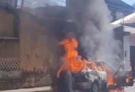 Carro pega fogo e assusta moradores em interior de Alagoas