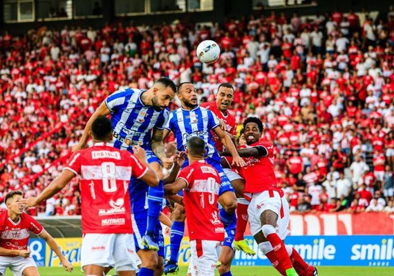 Com uma vitória nos cinco últimos jogos, CSA e CRB seguem longe do G4