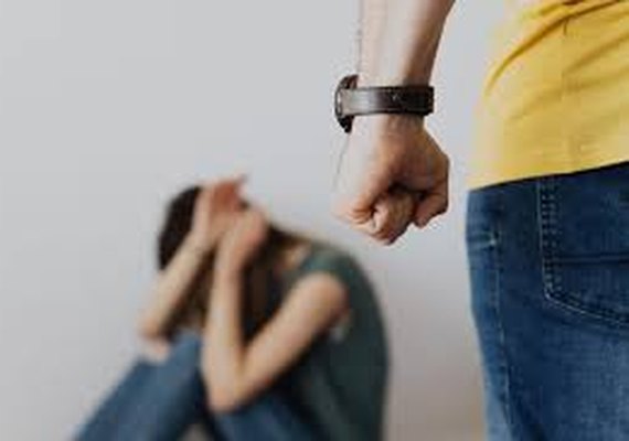 Polícia Civil prende homem suspeito de ameaçar companheira com faca, em Arapiraca