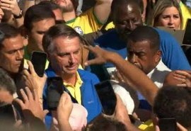 Bolsonaro chega a ato na Paulista ao lado de governadores e parlamentares
