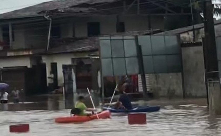 Vídeo: Jovens alagoanos brincam em canoa após bairro alagar no interior