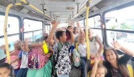 Maceió tem ônibus “dois em um” no transporte escolar: dois alunos em uma cadeira