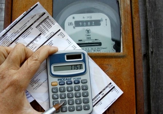 População pagou cerca de R$ 5,2 bilhões a mais nas contas de luz devido a erros