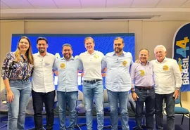 Uma foto muito estranha: candidatos que apoiam Paulo aparecem com Rodrigo