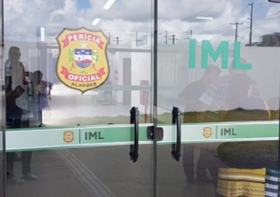 Familiares criticam e cobram liberação de corpos no IML de Maceió