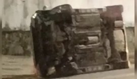 VÍDEO: carro capota em rodovia de Maceió e assusta motociclista