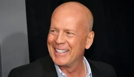 Bruce Willis surge sorridente no casamento da filha em aparição rara