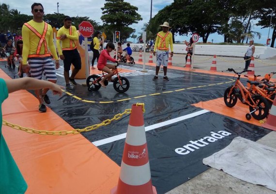 SMTT realiza ações educativas durante a Caminhada da Mulher