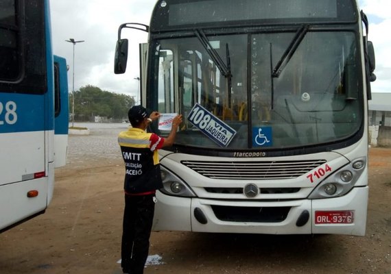 Ônibus são lacrados durante operação da SMTT em bairros de Maceió