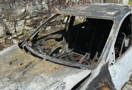 Carro fica destruído após pegar fogo na ladeira entre Jacintinho e Mangabeiras