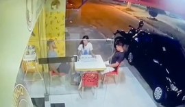 Adolescentes são autuados por roubo em restaurante na Pajuçara; veja o vídeo