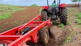 Agricultores de Pão de Açúcar recebem ações do Programa Aração de Terras