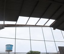 Parte de telhado de escola cai em Maceió e diretor cobra 'solução definitiva' da Semed