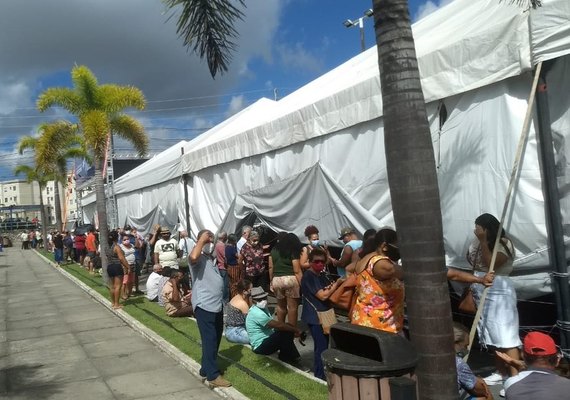 Vacinação em Maceió é marcada por aglomeração