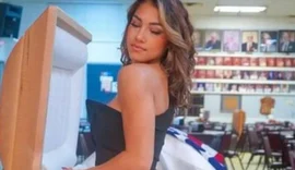 Influenciadora gera revolta ao fazer poses sensuais na frente de caixão com o corpo do pai