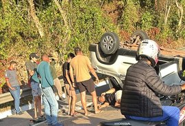 Motorista fica ferido após capotamento na BR-316, em Satuba