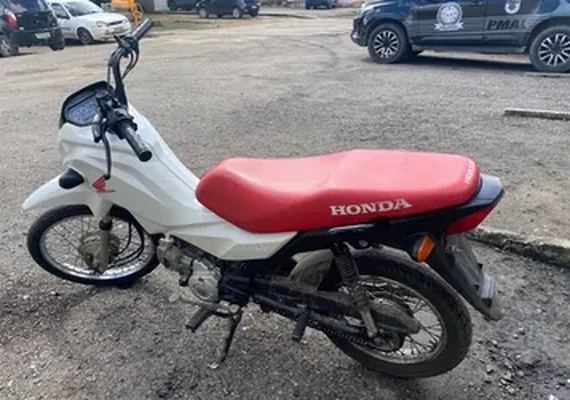 Adolescente é apreendido com moto roubada, arma e rádios em Arapiraca