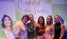 Psicólogo e escritor Alexander Bez prestigia o espetáculo Quintal dos Sonhos em Santos, no litoral de São Paulo