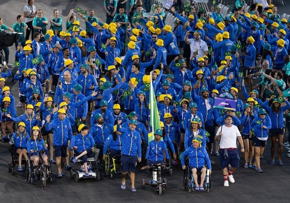 Brasil anima a Champs-Élysées na abertura dos Jogos Paralímpicos