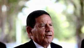 Mourão diz que atentado sofrido por Bolsonaro em 2018 é culpado por problemas na área intestinal