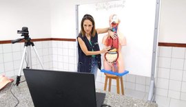 Professores ministram aulas on-line ao vivo direto da escola SEB Maceió