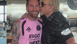 Kiko de 'Chaves' dá beijo em Messi e realiza sonho ao conhecer o jogador