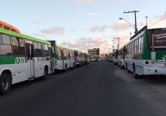 Funcionários da empresa Veleiro fazem paralisação e ônibus ficam sem circular