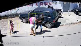 VÍDEO: Criminosos assaltam mulher no meio da rua no Feitosa, em Maceió