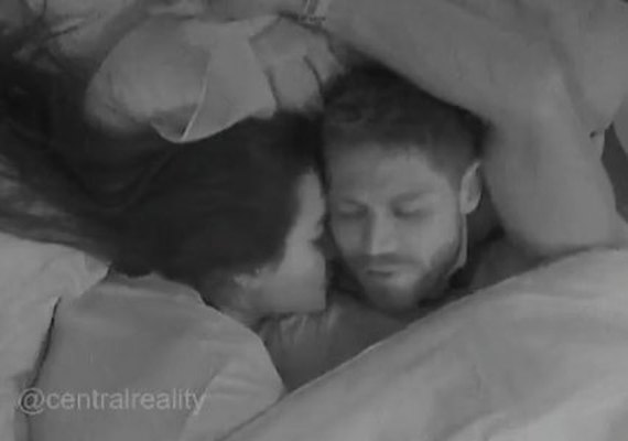 Jonas e Jordana dormem juntos e movimentam edredom durante a madrugada