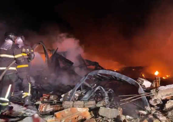 Drone registra destruição após incêndio em fábrica no Distrito Industrial