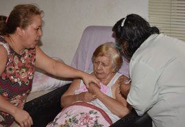 Equipes levam imunização para idosos acamados em casa