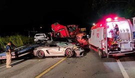Colisão frontal entre caminhão e cegonha de luxo deixa um morto e dois feridos