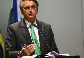 Bolsonaro sanciona projeto que cria MEI para caminhoneiros