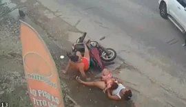 Vídeo: Duas mulheres e criança de 2 anos são arremessadas de moto após colisão em Penedo